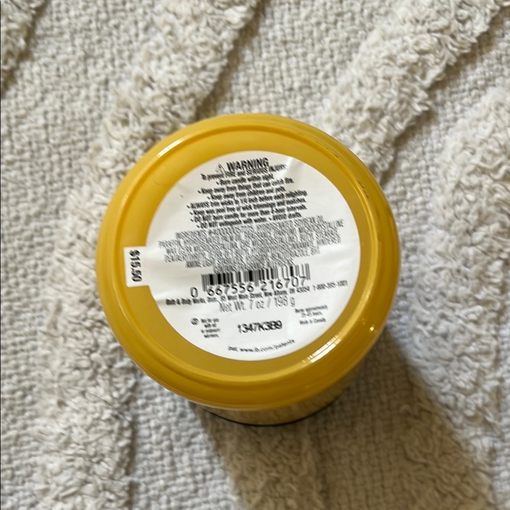 NWT Bath & Body Works Sunshine & Daffodils Scented Candle - Yellow - Picture 2 of 2